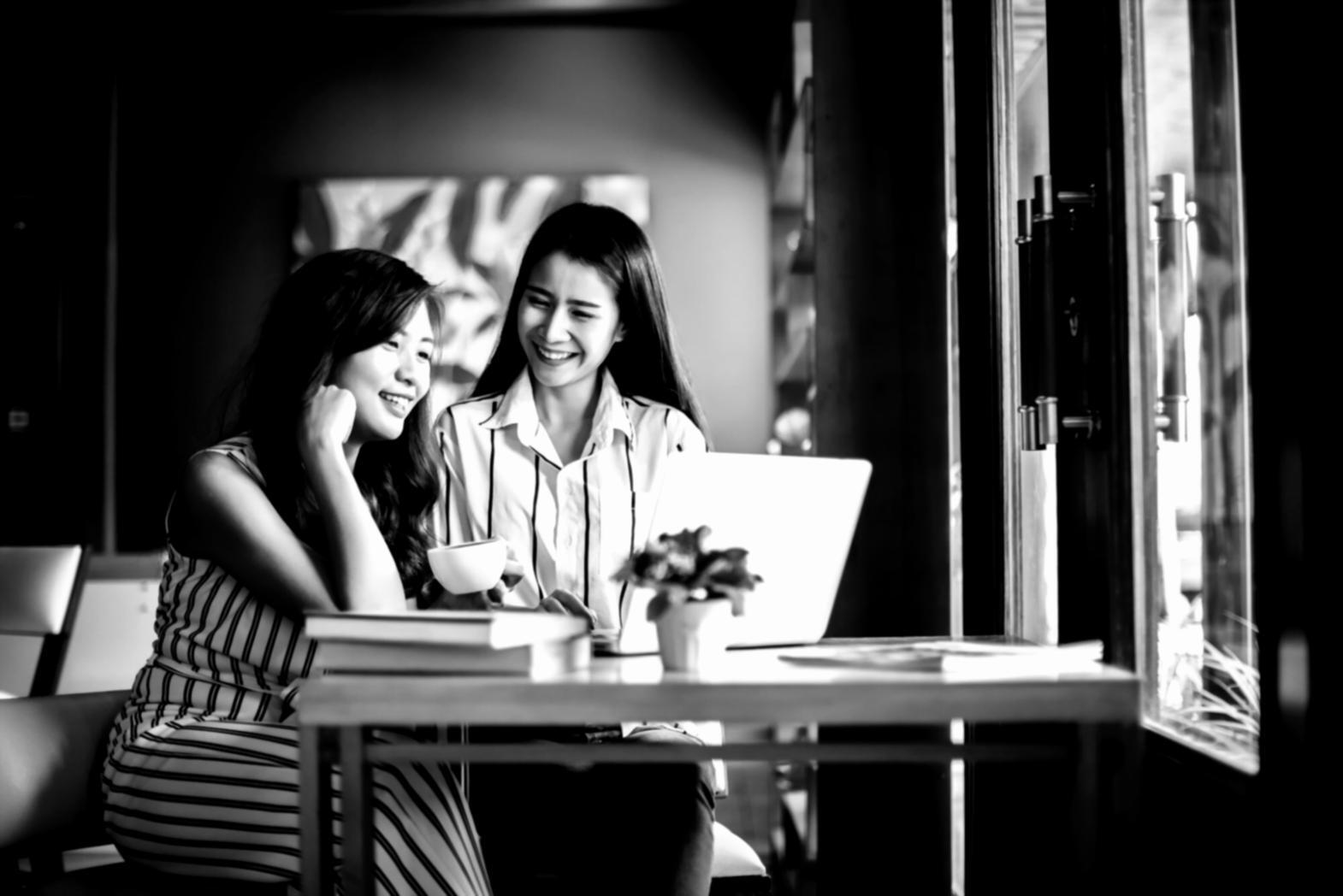 Espacio de trabajo con análisis de datos SEO y herramientas de auditoría técnica