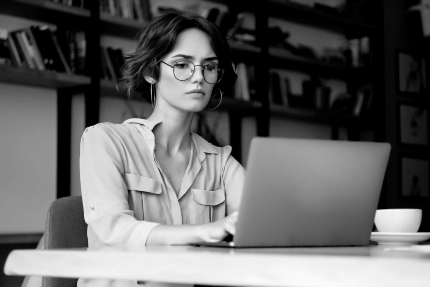 Herramientas de análisis SEO y reportes de auditoría técnica